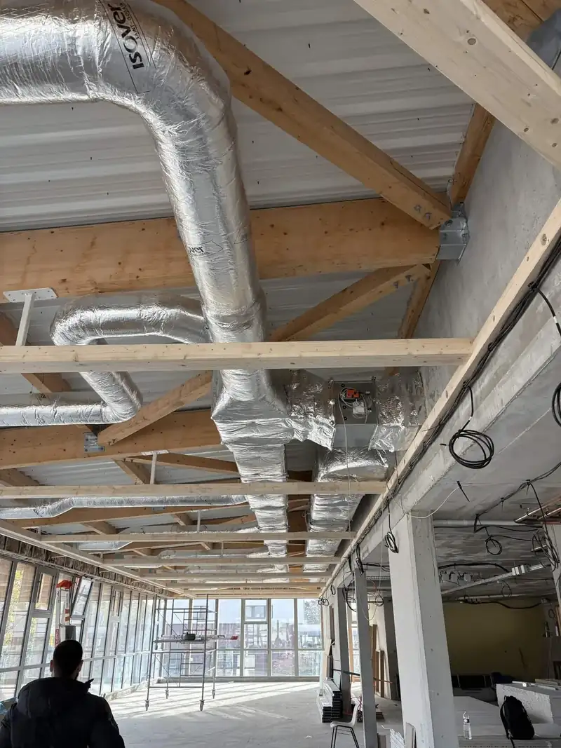 Réseaux calorifugés sur un chantier tertiaire